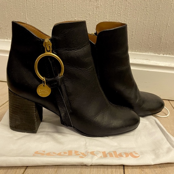 See by Chloe Louise Black Leather Logo Charm Elegant Ankle Boots Booties Sz 6 - Picture 3 of 5
